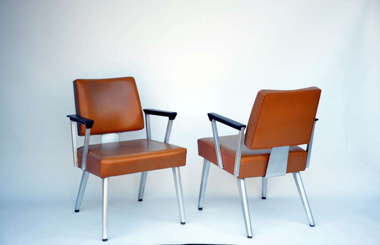 Moderne Paire de fauteuils angulaires GF GoodForm en aluminium et vinyle en vente