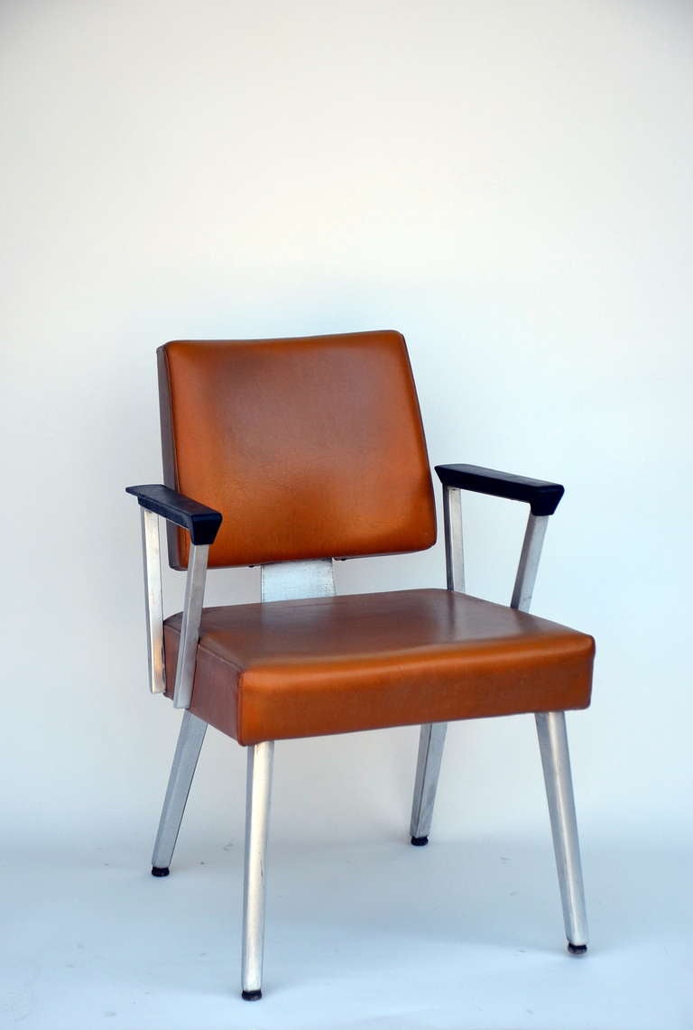 Américain Paire de fauteuils angulaires GF GoodForm en aluminium et vinyle en vente