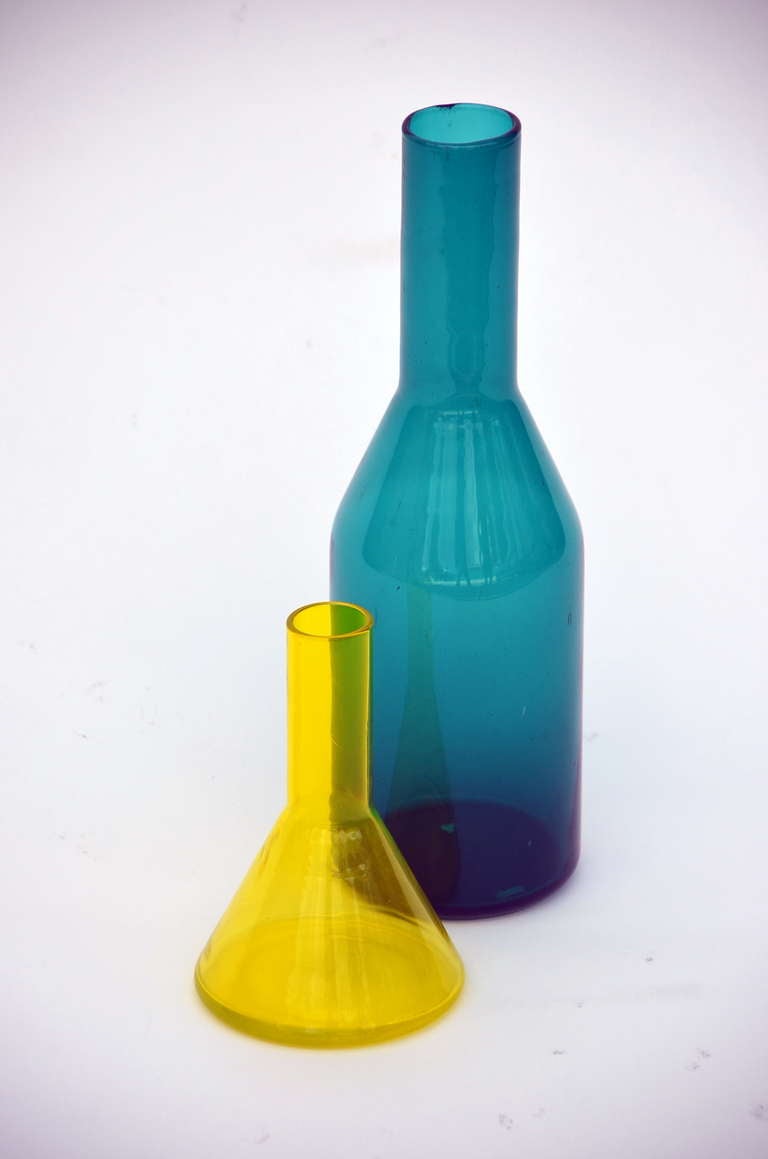 Set of 2 Scandinavian Colored Glass Vases In Excellent Condition In Los Angeles, CA