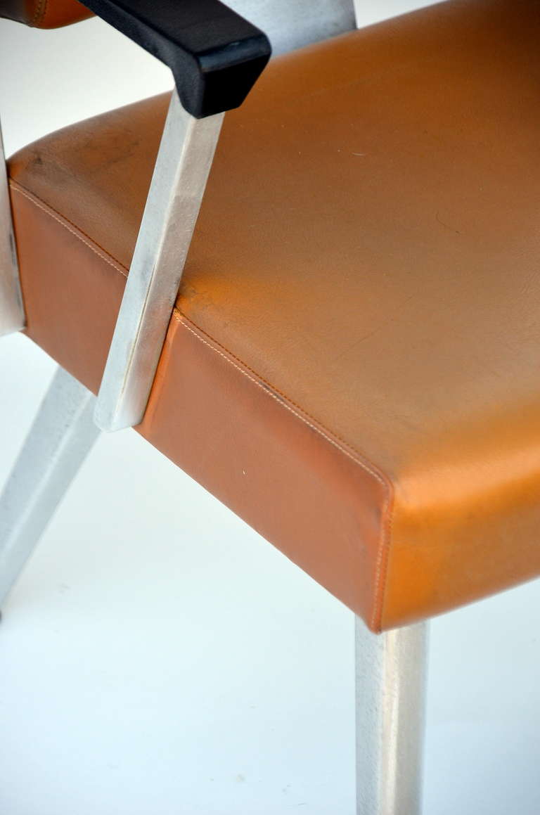 Paire de fauteuils angulaires GF GoodForm en aluminium et vinyle en vente 2