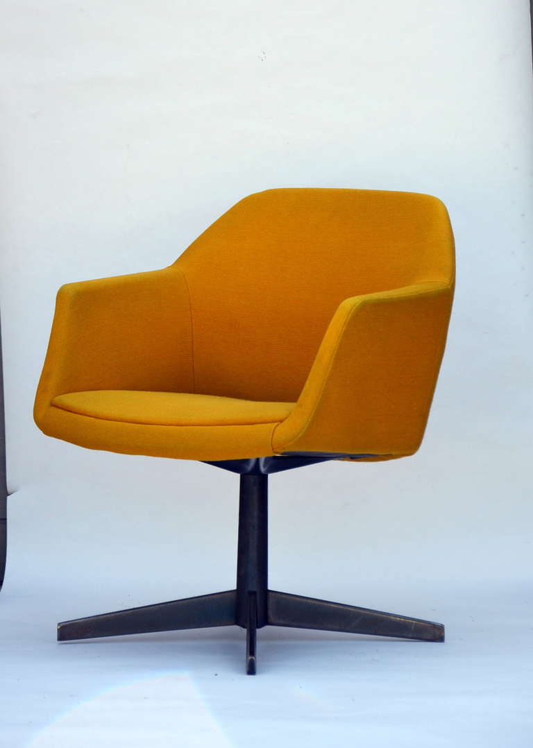 Vintage 1970's Steelcase swivel armchair. Chair swivels back automatically in middle position.