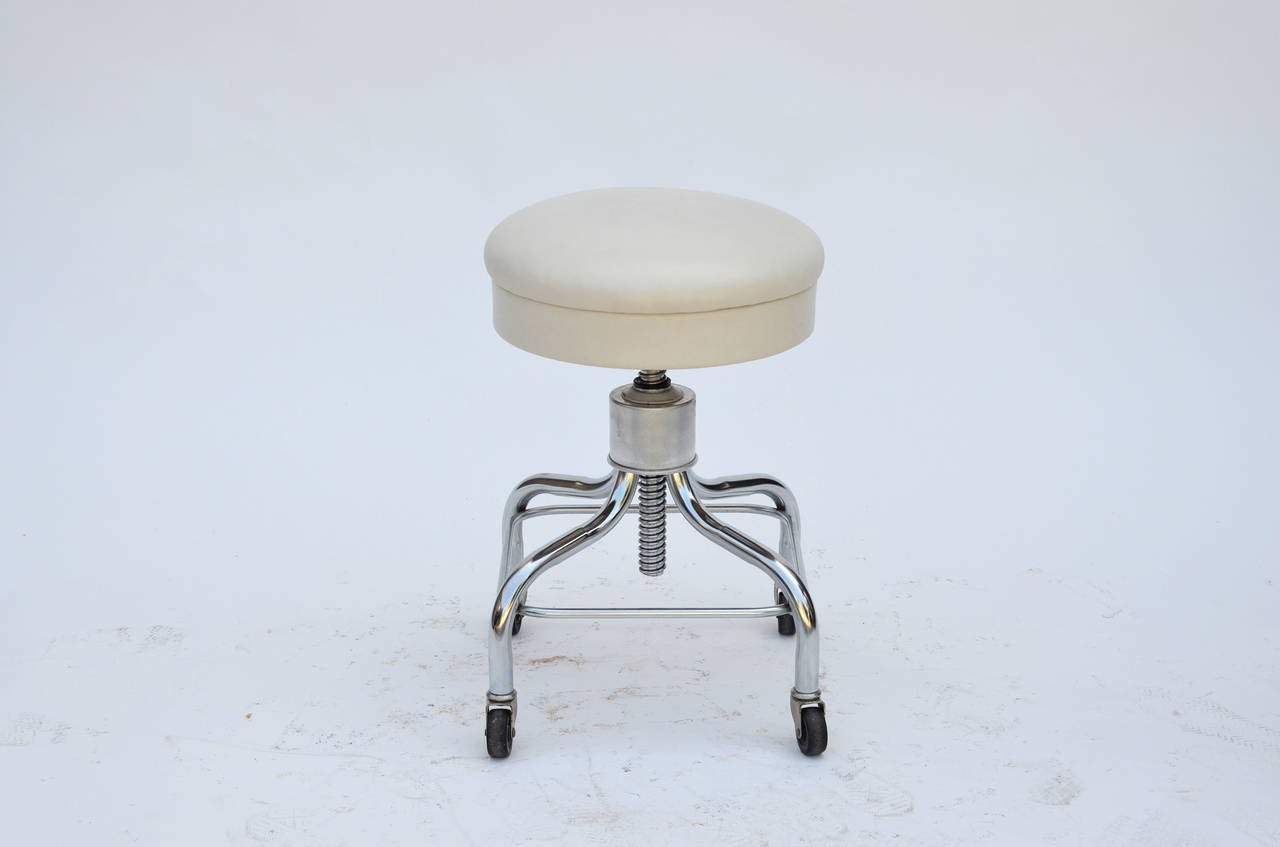 Set of 4 vintage chrome and white leather adjustable rolling stools. Heavy, sturdy and fully functional.

Great for an industrial kitchen.

The seat height adjusts from 16 inches to 25 inches.

The original vinyl on the seats and sides has