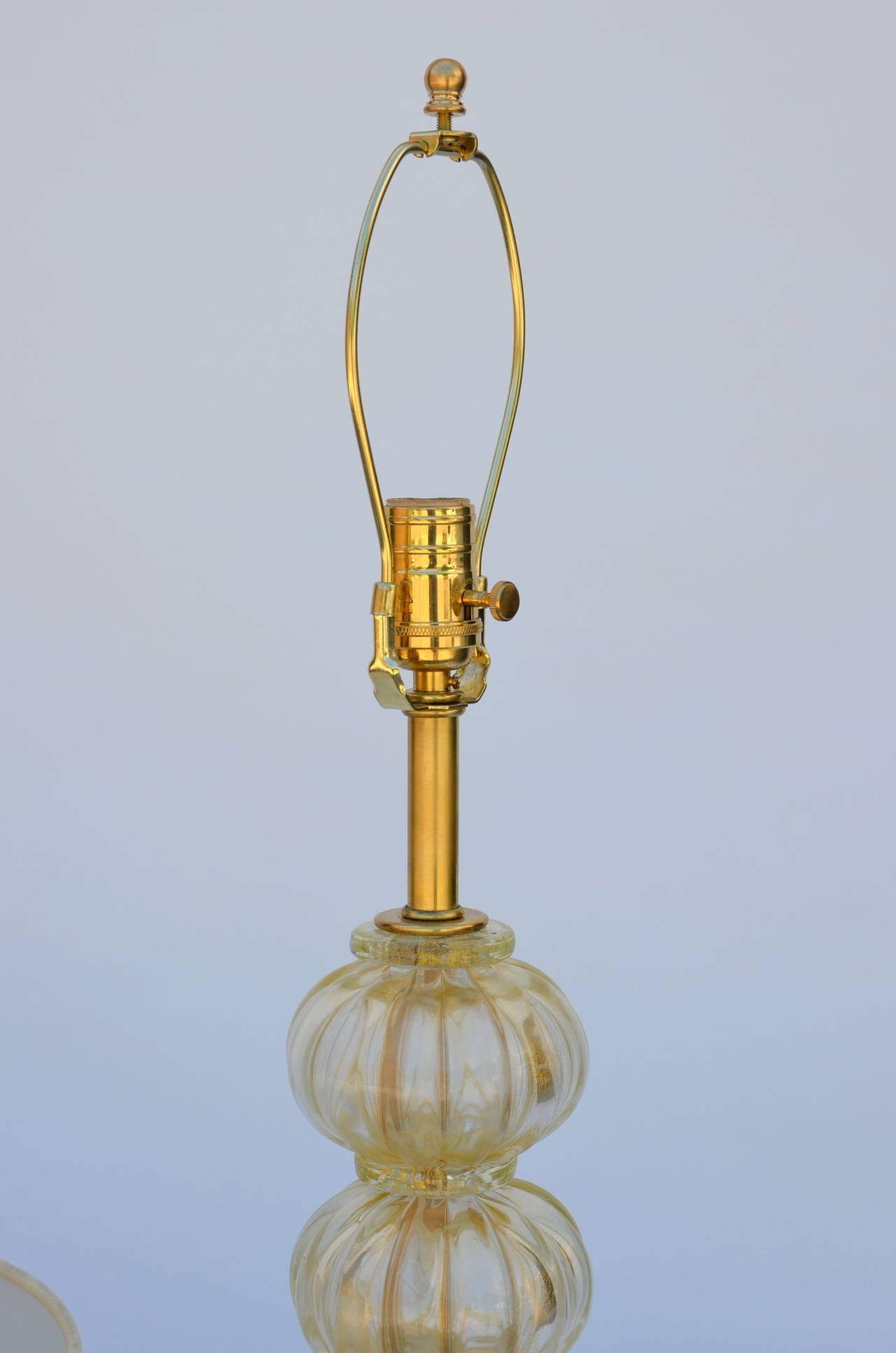 Doré Lampe à pied en verre de Murano doré avec abat-jour en soie personnalisé en vente