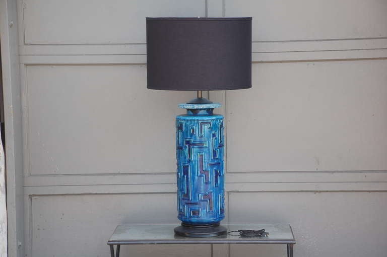 Large blue textured ceramic table lamp

Shade dimensions: 12