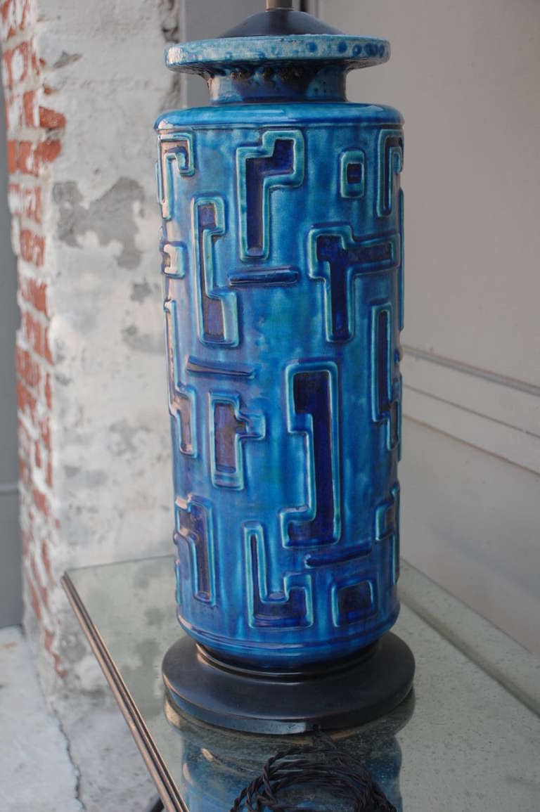Large blue textured ceramic table lamp In Good Condition In Los Angeles, CA