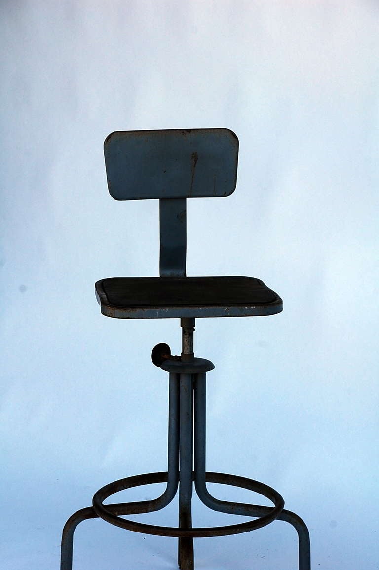 swiveling bar stools