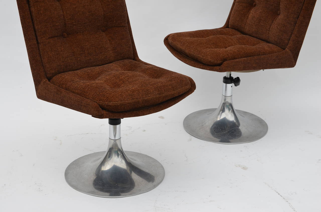 Pareja de inusuales sillas francesas de pedestal de los años 60 al estilo de Roger Tallon Moderno en venta