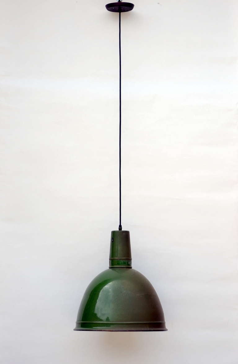 Set of 3 enameled large green industrial hanging lights.
Diameter: 16
