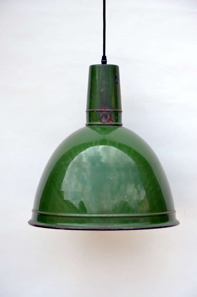 Set Of 3 Enameled Large Green Industrial Hanging Lights In Good Condition In Los Angeles, CA