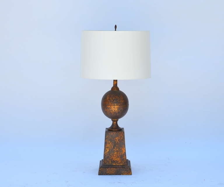 Grande lampe néoclassique en tole dorée avec abat-jour personnalisé.