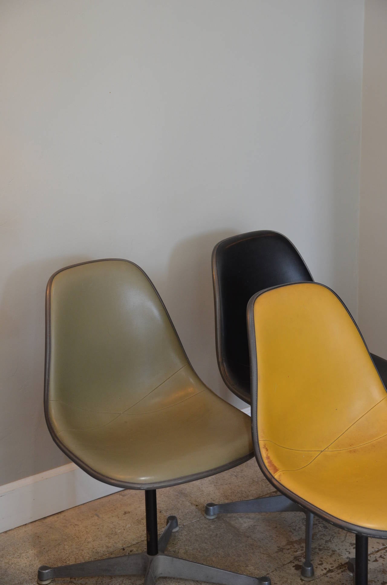 Mid-Century Modern Ensemble de trois chaises pivotantes vintage Eames pour Herman Miller en vente