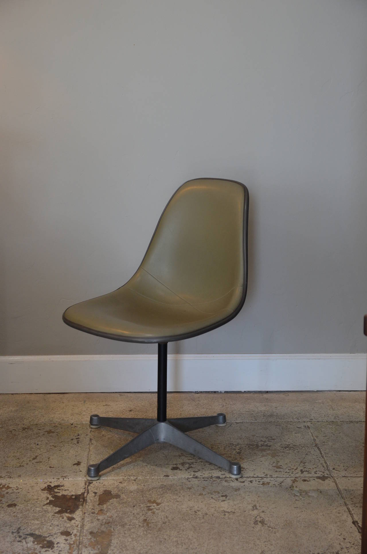 Américain Ensemble de trois chaises pivotantes vintage Eames pour Herman Miller en vente