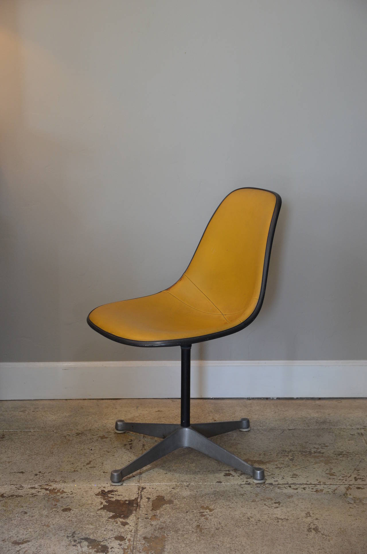 Brossé Ensemble de trois chaises pivotantes vintage Eames pour Herman Miller en vente