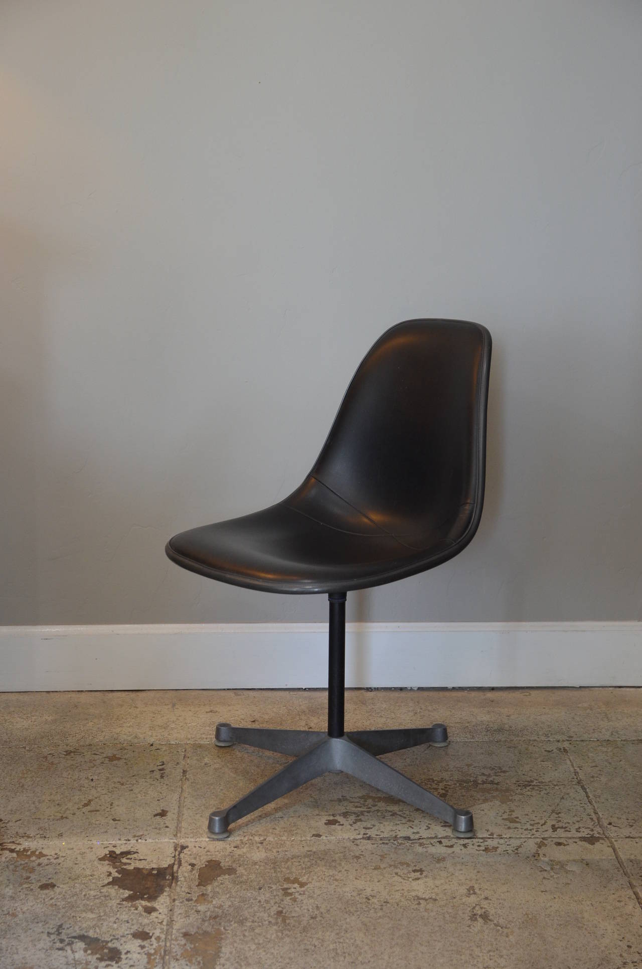 Mid-Century Modern Set of Three Vintage Swiveling Chairs by Eames for Herman Miller For Sale