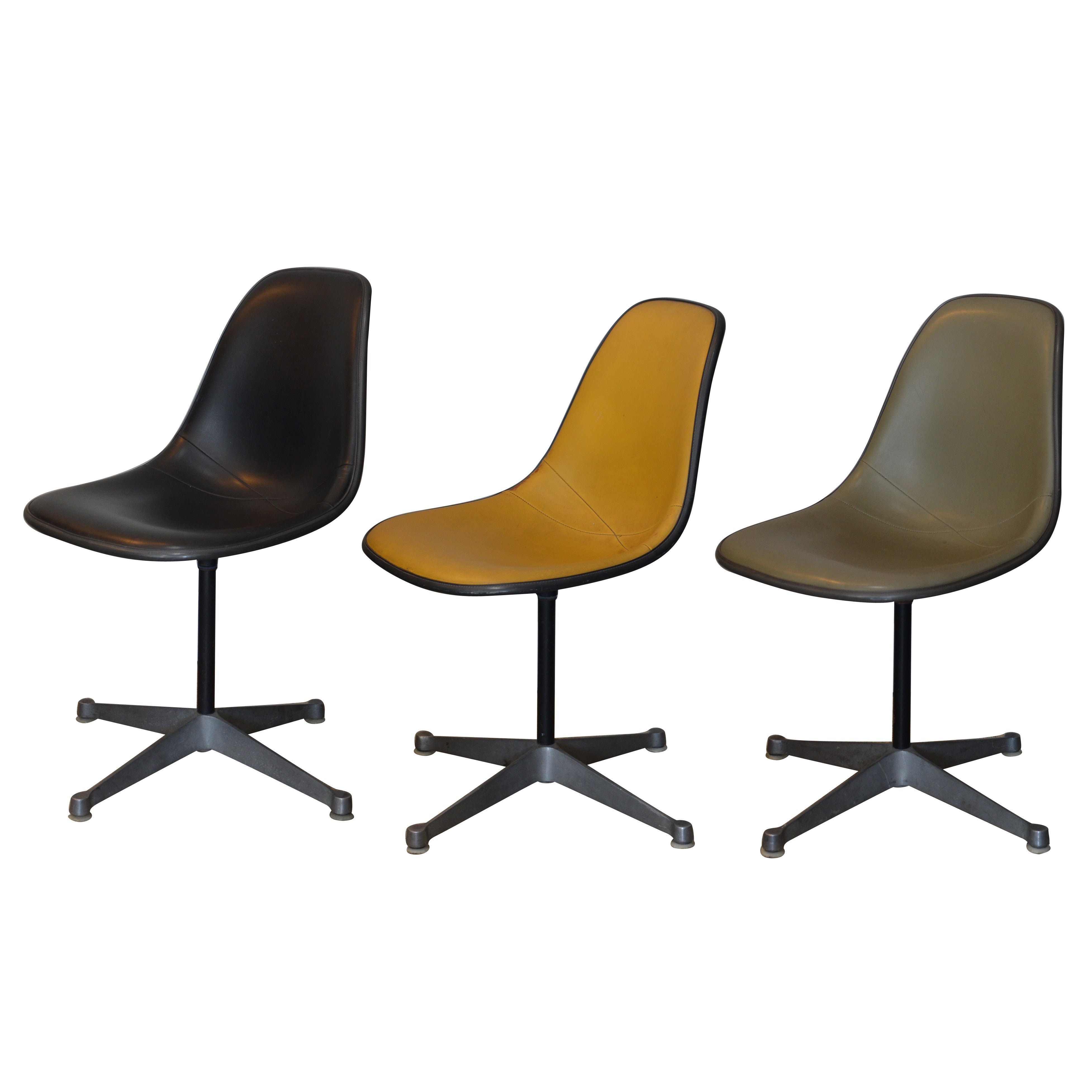 Ensemble de trois chaises pivotantes vintage Eames pour Herman Miller en vente