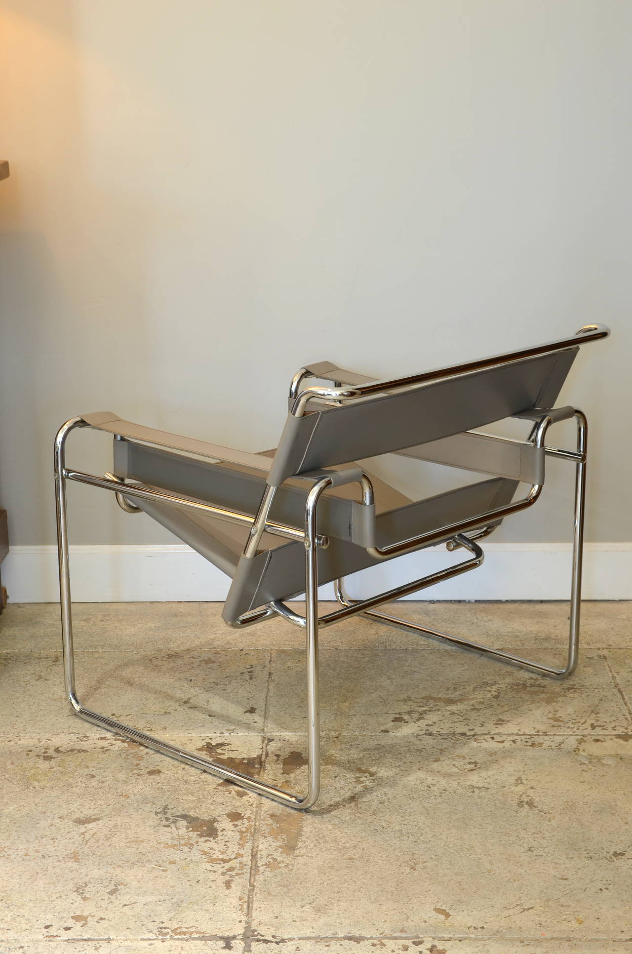 Pair of Chic Elephant Grey Wassily Chairs by Marcel Breuer In Good Condition In Los Angeles, CA
