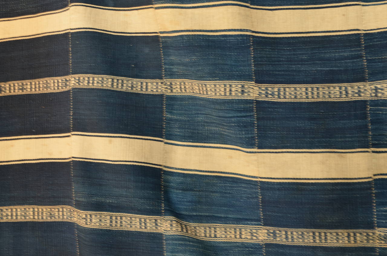 Museumsqualität Westafrikanisch Indigofarbenes Textil (Stammeskunst) im Angebot