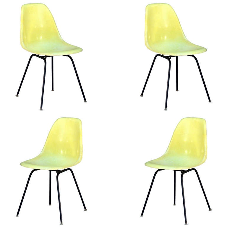 Set Of 4 Vintage Eames Chairs By Herman Miller For At 1stdibs Set Of 4 Vintage Eames Chairs By Herman Miller For
