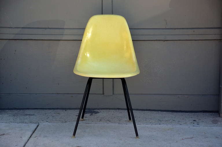 Mid-Century Modern Ensemble de 4 chaises Eames vintage par Herman Miller en vente