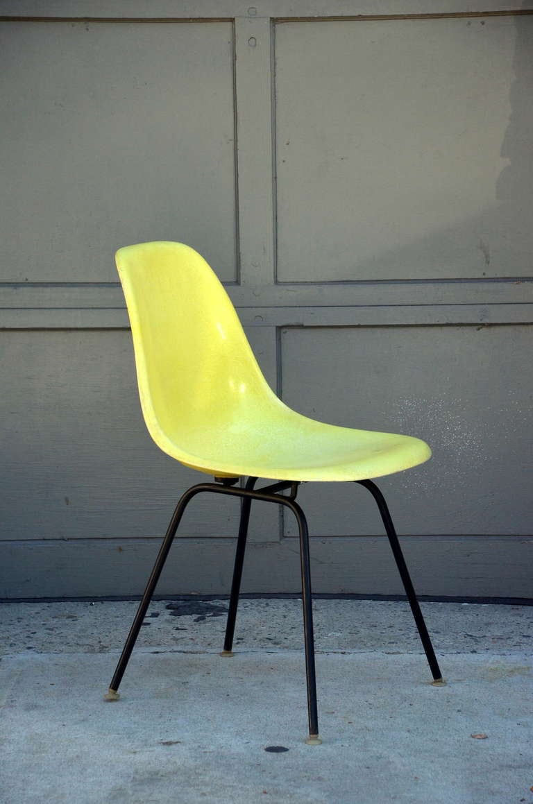 Satz von 4 Eames-Stühlen im Vintage-Stil von Herman Miller im Zustand „Gut“ im Angebot in Los Angeles, CA