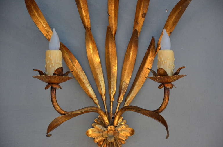 Coppia di eleganti lampade francesi in metallo dorato In condizioni buone in vendita a Los Angeles, CA