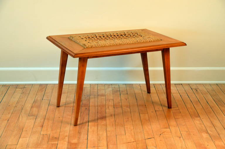 Rare table d'appoint en chêne et corde par Adrien Audoux et Frida Minet. La combinaison de la corde brute au centre et du cadre en chêne poli donne une superbe texture.
