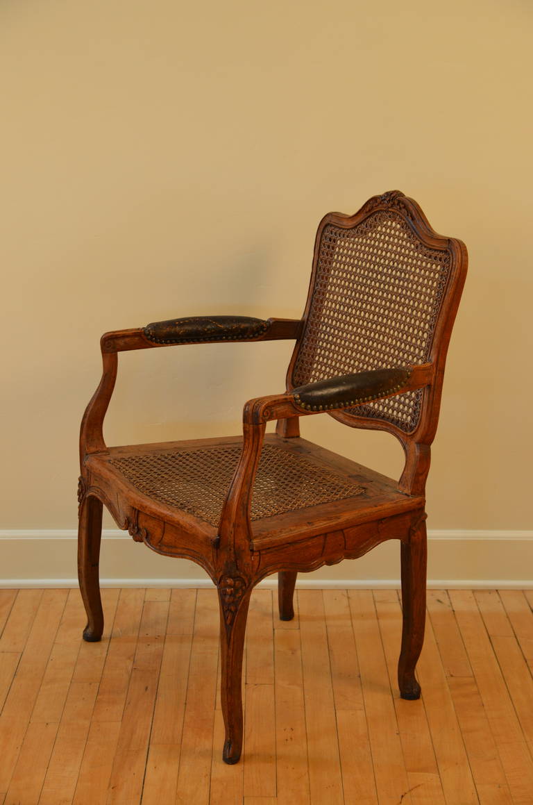 Sessel aus Nussbaumholz mit Rohrgeflecht aus der Louis XV.-Periode, um 1760 (Französisch) im Angebot