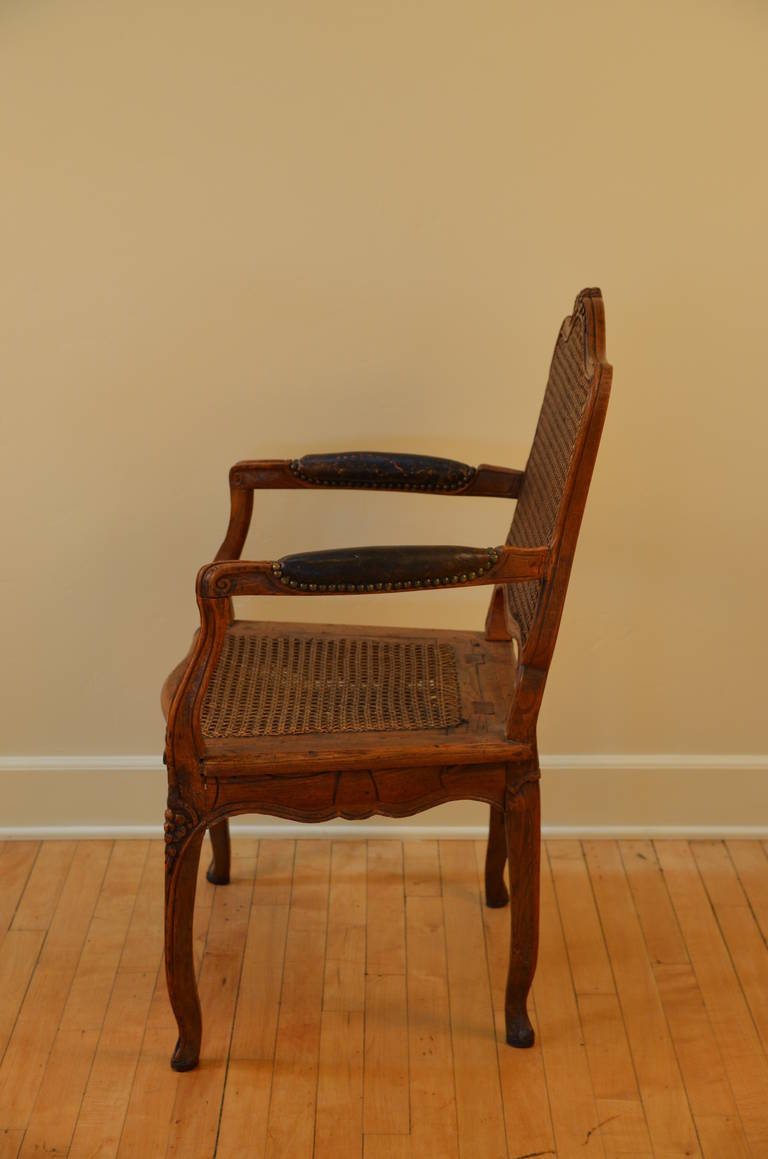 Fauteuil élégant canné d'époque Louis XV en noyer, vers 1760 Bon état - En vente à Los Angeles, CA