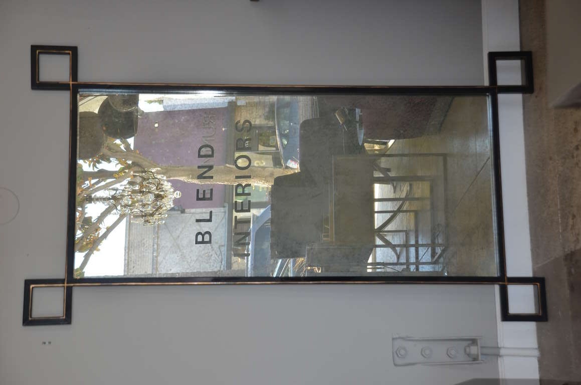 Ein Paar übergroße französische Industriespiegel 'Oxyde' von Design Frères. Rahmen aus geschwärztem Stahl, von Hand antikisierte Spiegelpaneele, blattvergoldete Details an den Rahmen.