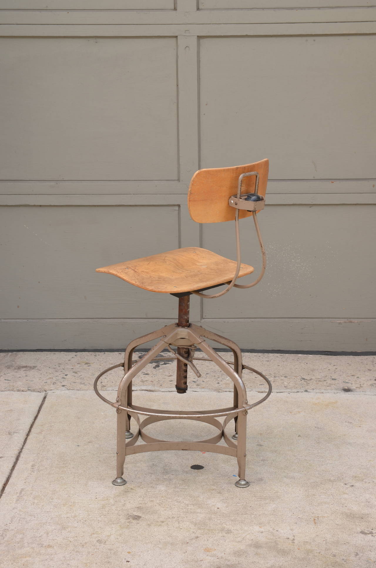 Rare set of 4 Vintage Adjustable Swiveling Toledo Bar Stools In Good Condition In Los Angeles, CA