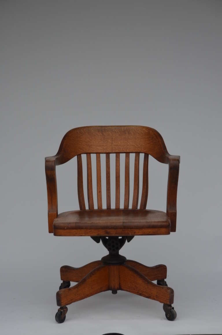 Impressive American oak swiveling desk chair.

Width: 24.5 in. 
Depth: 23 in.
Height: 32 in.
Seat height: 17.5 in.
Arm height: 27.5 in.