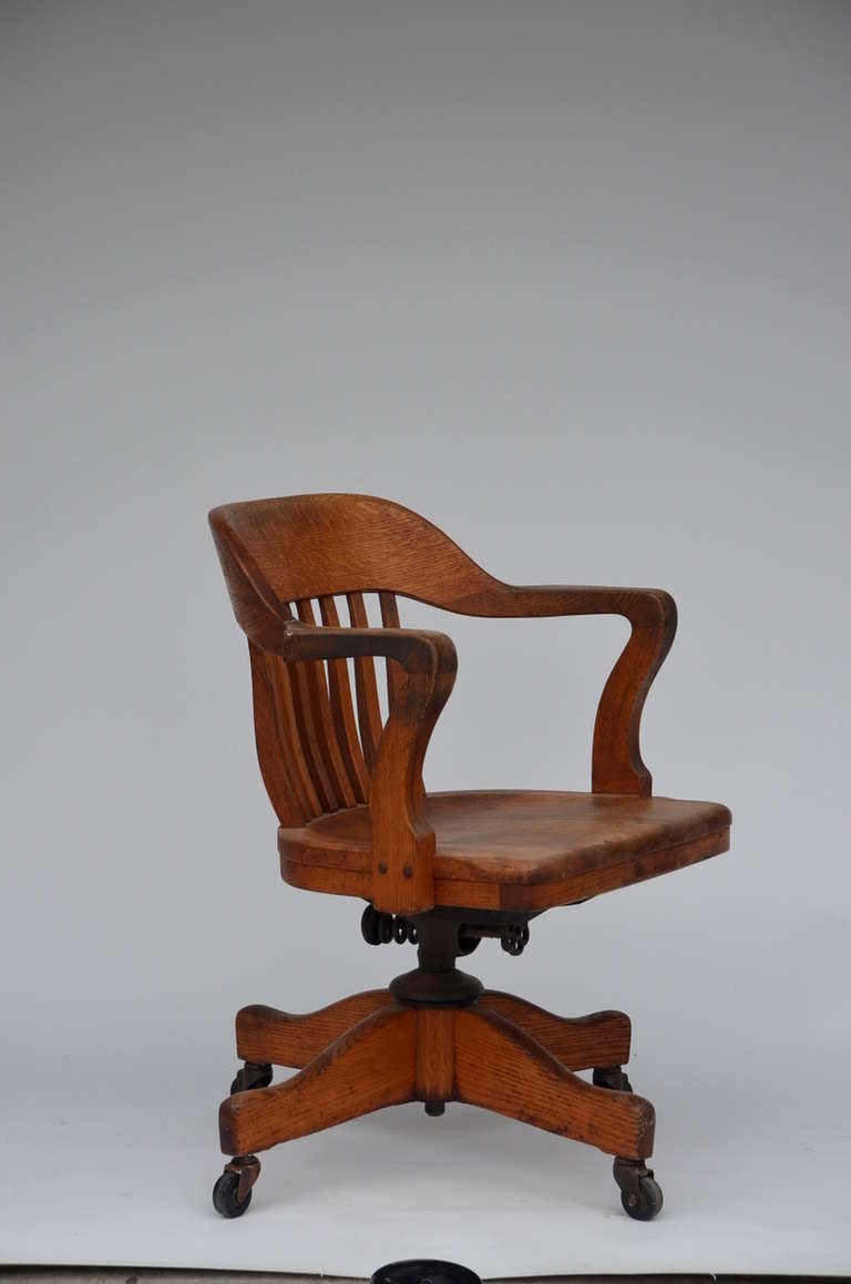Impressive American Oak Swiveling Desk Chair In Good Condition In Los Angeles, CA