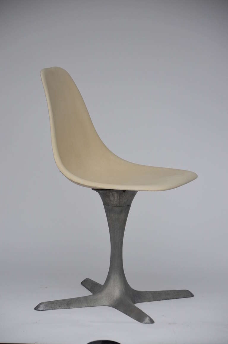 Late 20th Century Set Of 4 American 70's Brushed Aluminum And Eggshell Chairs For Sale
