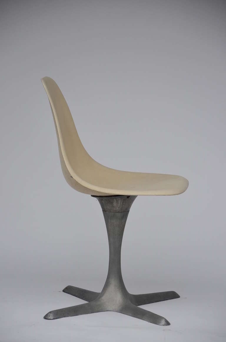 Set Of 4 American 70's Brushed Aluminum And Eggshell Chairs In Good Condition For Sale In Los Angeles, CA
