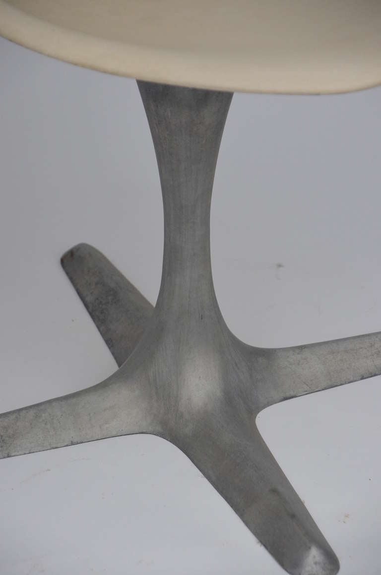 Aluminium Ensemble de 4 chaises américaines des années 70 en aluminium brossé et en coquille d'œuf en vente