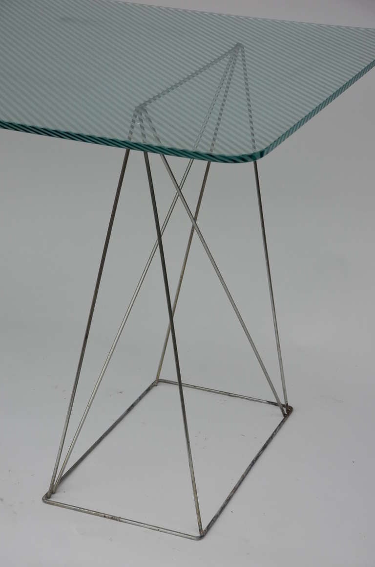 20ième siècle Table à tréteaux minimaliste en acier et verre en vente