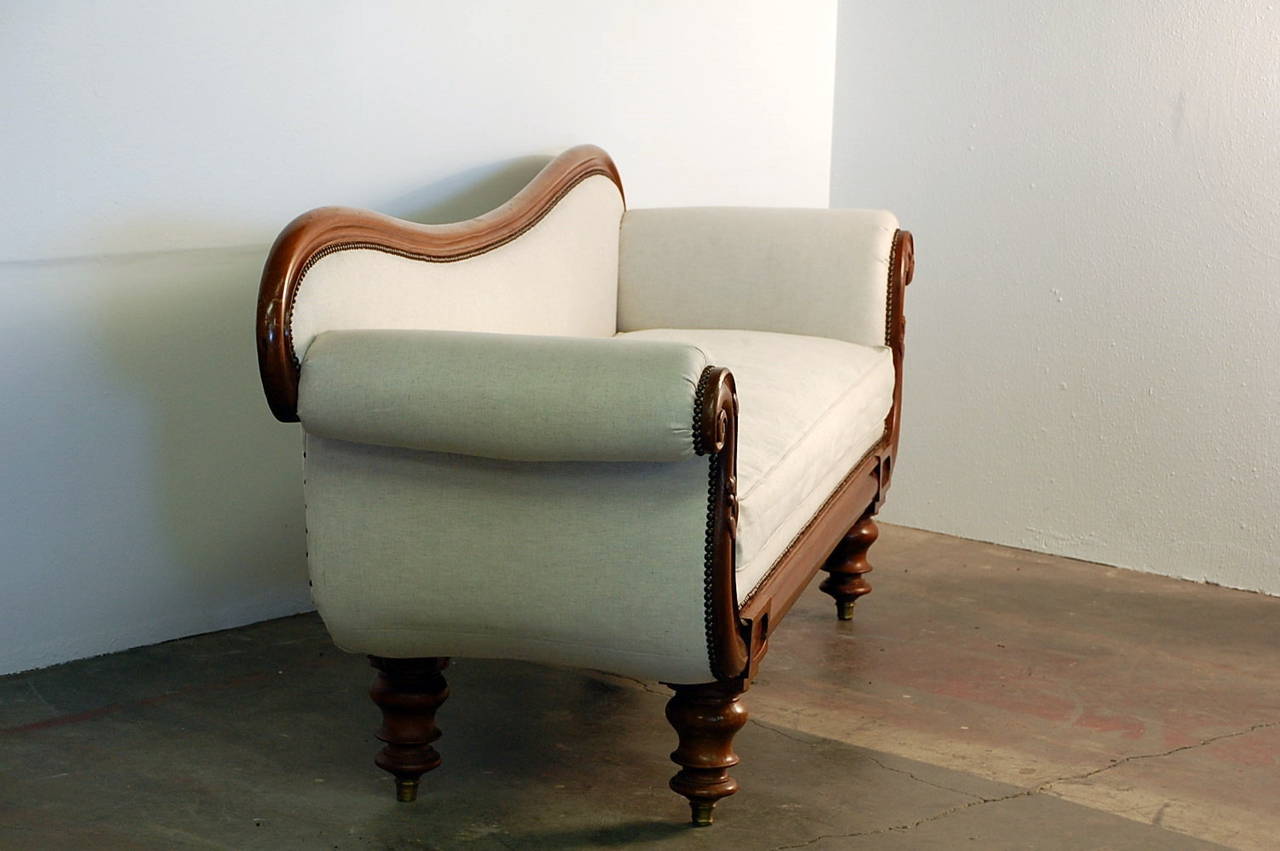 Elegant Curved Victorian Banquette or Settee In Excellent Condition In Los Angeles, CA
