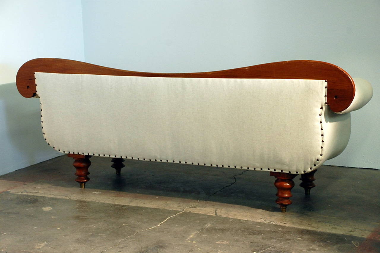 19th Century Elegant Curved Victorian Banquette or Settee