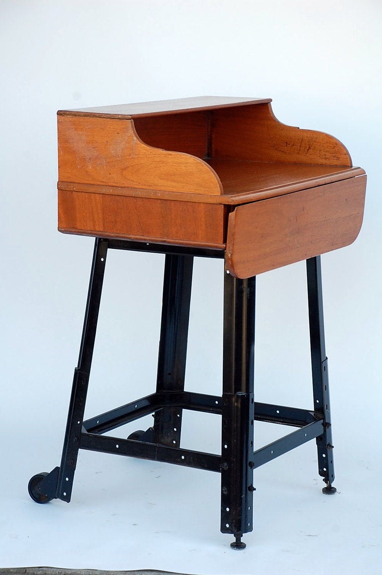 Verstellbarer Schreibtisch oder Schreibtisch aus Eichenholz im Zustand „Gut“ im Angebot in Los Angeles, CA
