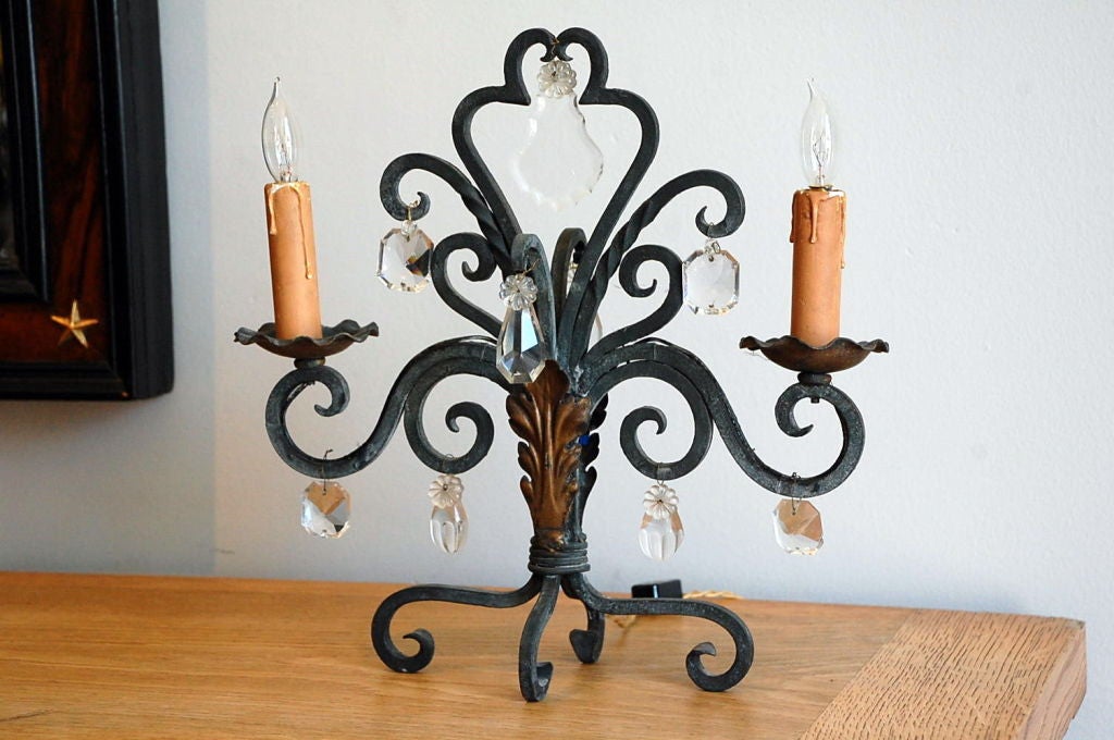 Pareja de intrincados candelabros franceses de la década de 1940.