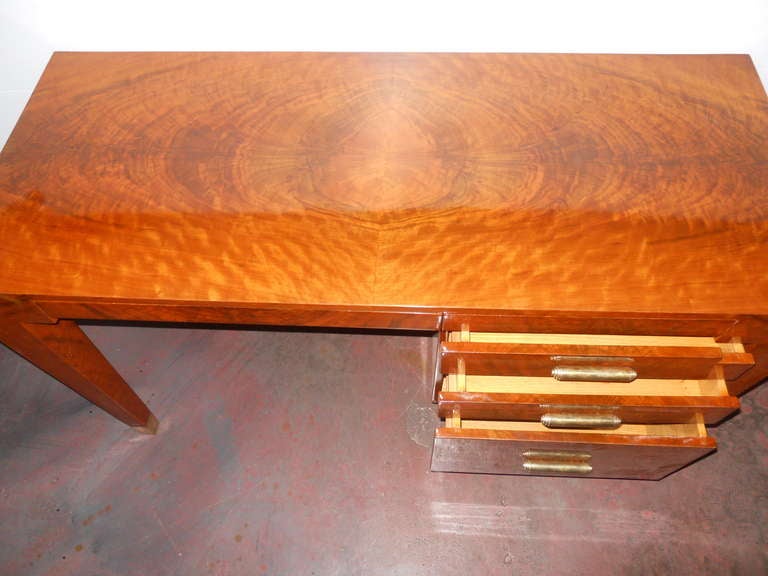 A Graceful American Art Deco Desk

Features 1 pencil drawers in the middle and 3 larger drawers on the side.

Flame Mahogany Wood and brass pulls on all 3 drawers