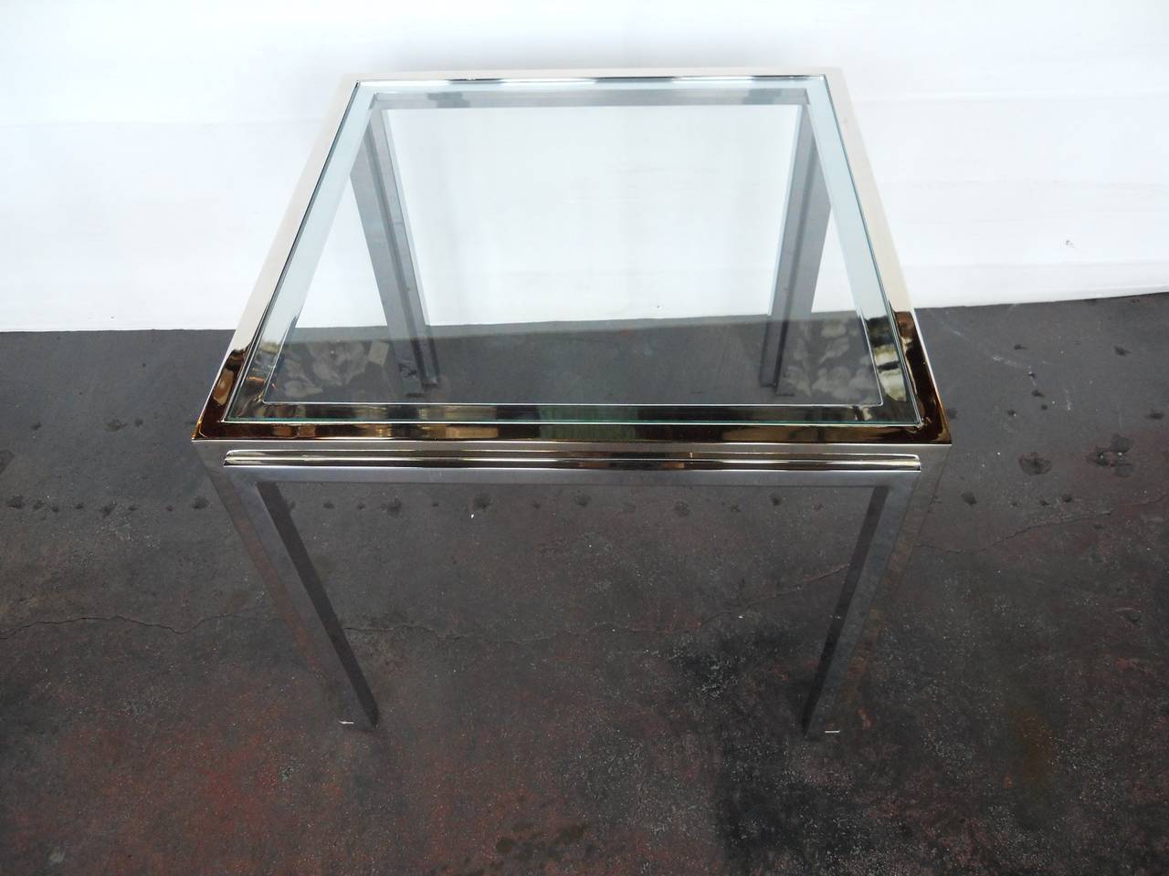 Français Paire de tables d'appoint chics en chrome et plaqué laiton en vente