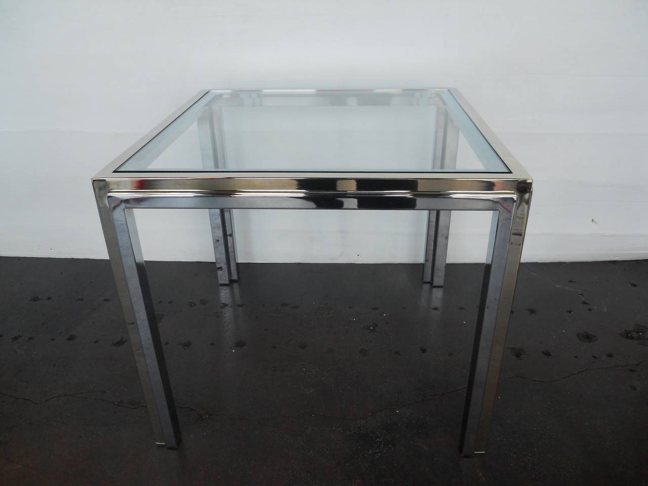 Paire chic de tables d'appoint chromées et plaquées laiton
