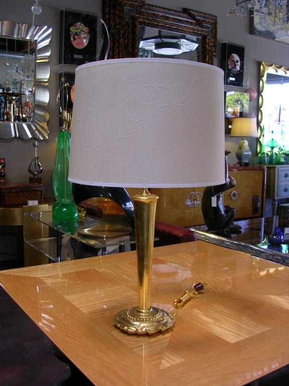 Ein elegantes Paar Cannes-Lampen von Bryan Cox. Diese sind in echten 22k Blattgold über Zusammensetzung. Schöne Details an den Sockeln. Die Lampe misst 28 1/2