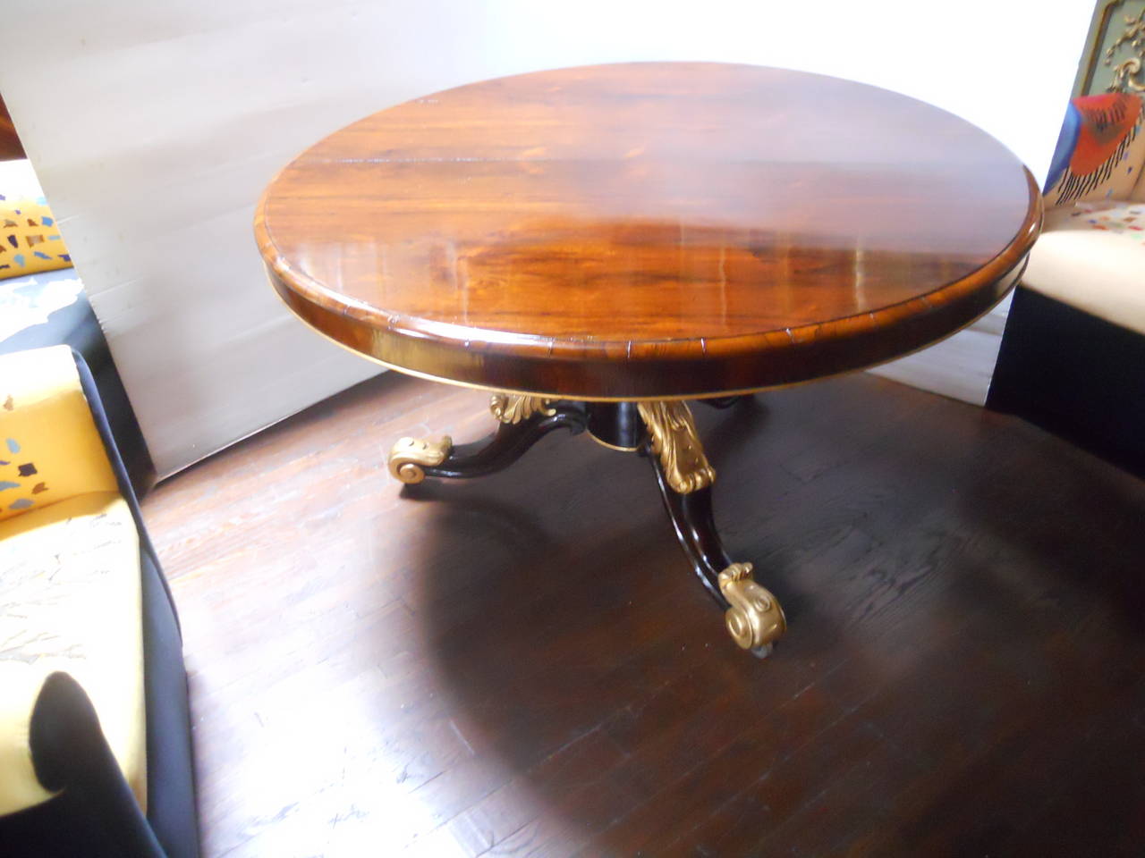 Impressive Victorian Rosewood round table
made of rosewood with gold leaf accents,
the top is 3