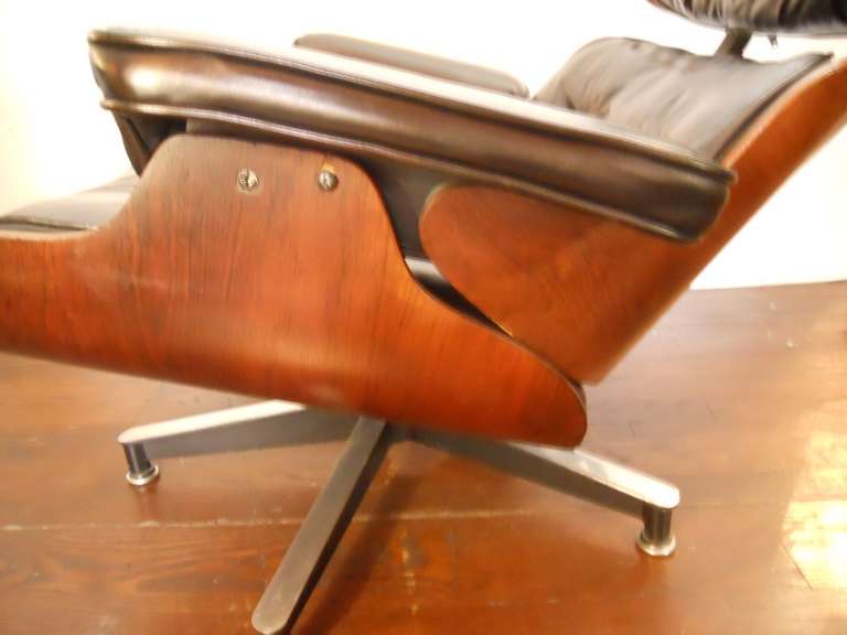 Enticing Eames by Herman Miller Chair and Ottoman Set In Excellent Condition In Los Angeles, CA