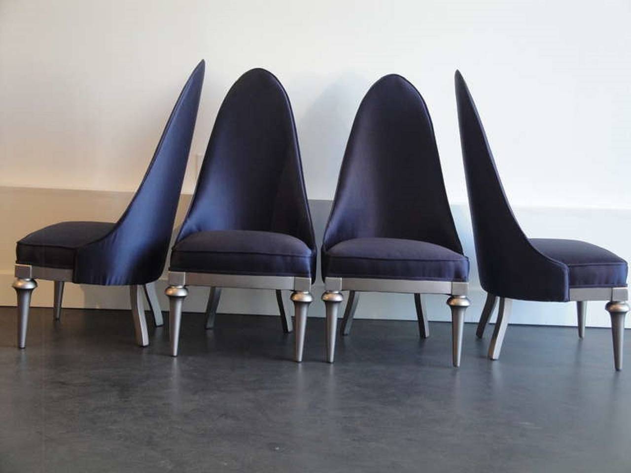 Ensemble de 4 chaises italiennes vintage
bois peint et mélange de soie brossée