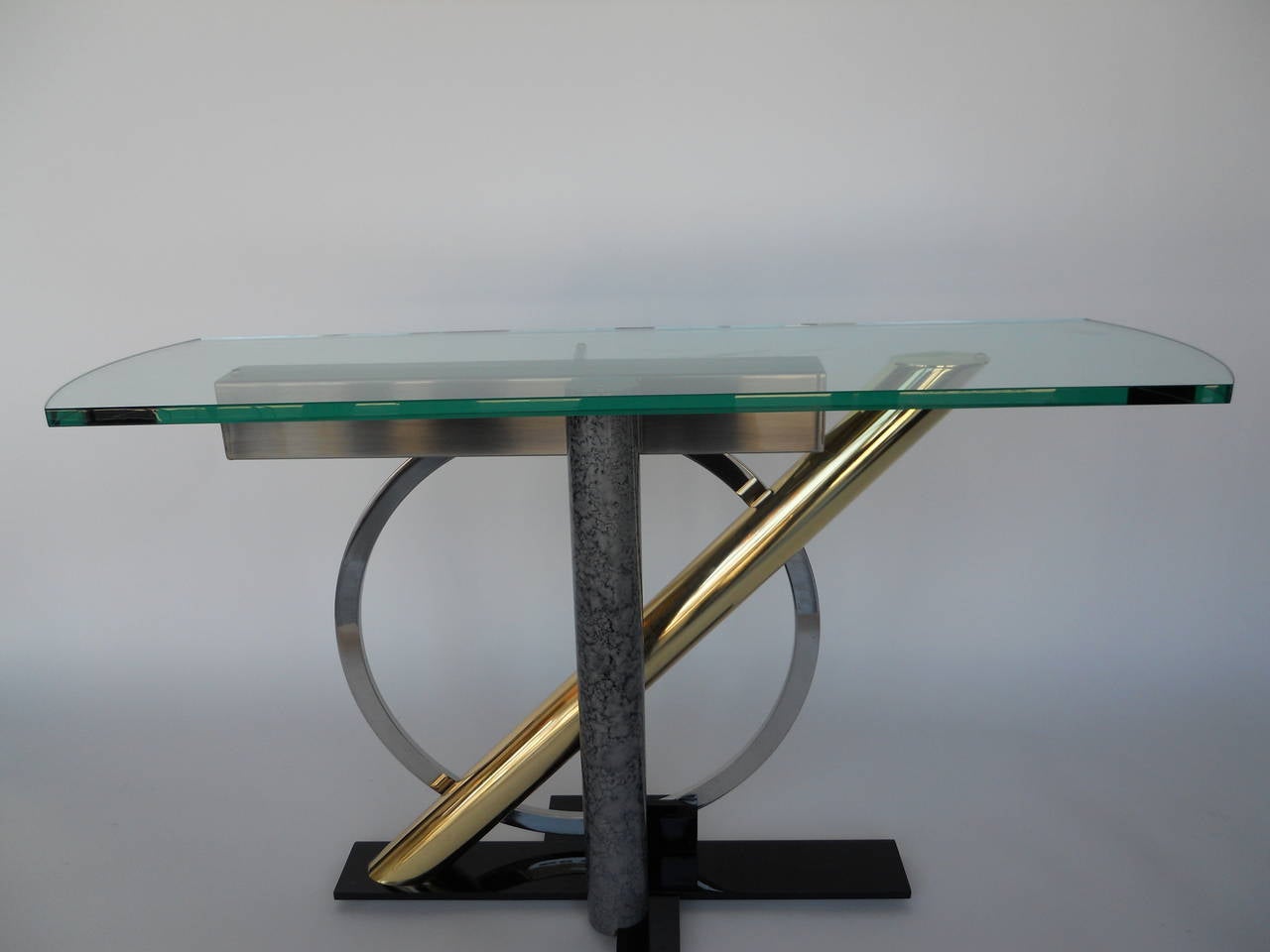 Kaizo Oto for DIA (Design Institute of America) console.
Brass, steel, painted metal, glass.
