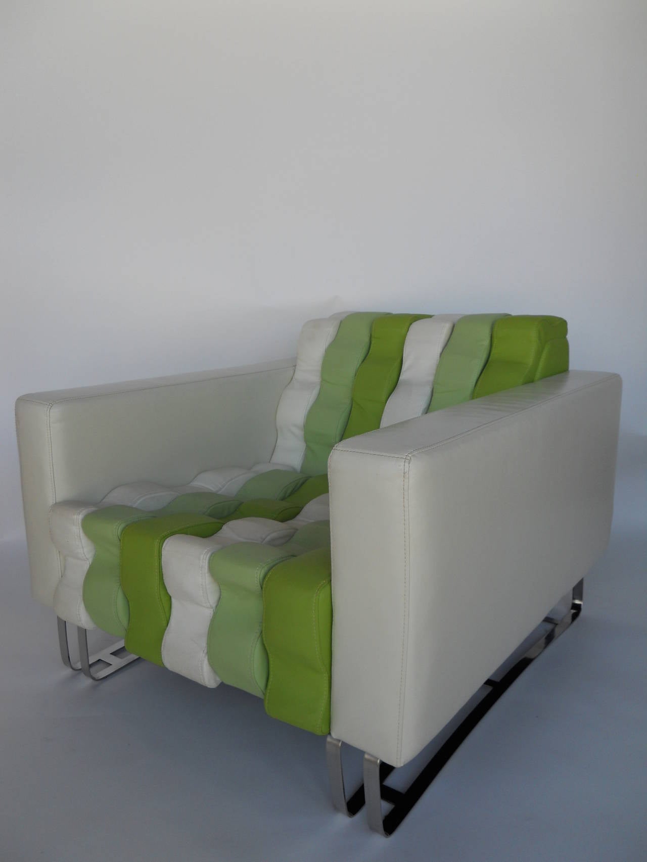 Contemporary lounge chair.
Vinyl upholstery and steel.