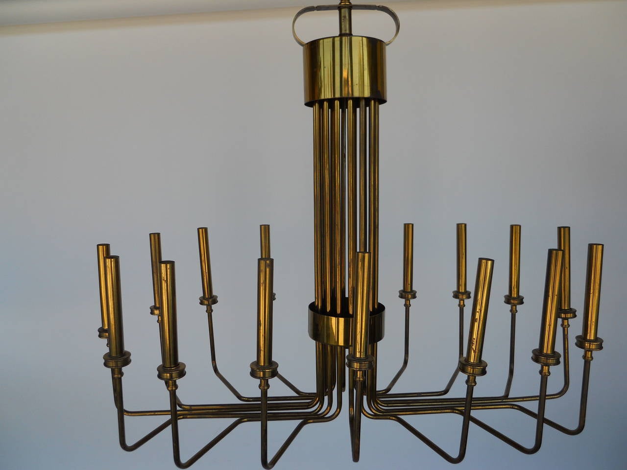 Tommi Parzinger Chandelier
(Tommi Parzinger - German born, started his company in New york in 1939)
patinated brass
16 lights